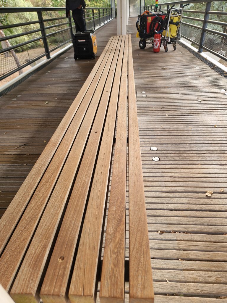 Banc bois exotique après décapage